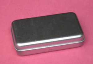 Grössere Metalldose mit Scharnierdeckel ca. 11.6 x 7 x 2,5 cm